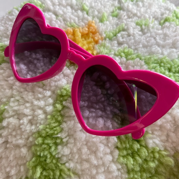 Official BARBIE sunglasses in Barbie pink! - Picture 5 of 10